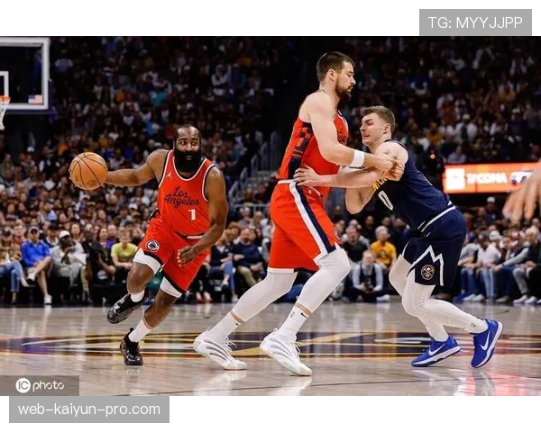 哈登利用挡拆创造空位投篮效率显著提升，领先联盟同位置后卫