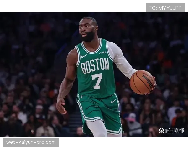 杰伦·布朗稳定三分威胁提升球队关键时刻得分效率